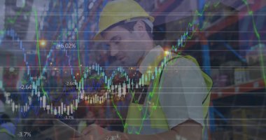 Nakliye merkezinde akıllı telefon kullanan bir depo çalışanının veri işleme görüntüsü. küresel sevkiyat, dağıtım ve çevrimiçi alışveriş konsepti dijital olarak oluşturuldu.