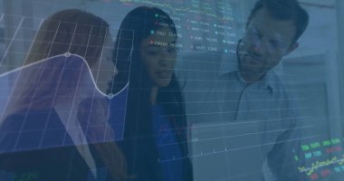 Grafiklerin ve ticaret kurulunun çeşitli iş arkadaşlarının ofiste dizüstü bilgisayarla ilgili raporları tartışırken görüntüsü. Dijital bileşik, çoklu pozlama, iş dünyası, borsa, takım çalışması, iletişim, teknoloji.