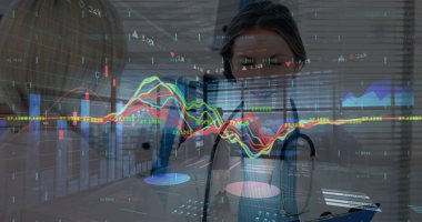 Kafkasyalı kadın doktorların konuştuğu veri işleme görüntüsü. Küresel tıp ve dijital arayüz kavramı dijital olarak oluşturulmuş görüntü.