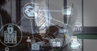 VR kulaklık takan beyaz adamın üzerindeki simgelerle bağlantı ağının bileşimi. Küresel ağlar veri işleme ve dijital arayüz konsepti dijital olarak oluşturulmuş görüntü bağlantıları.