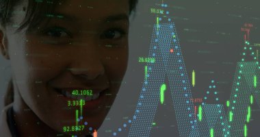 Asyalı kadın doktorun gülümsemesinin veri işleme görüntüsü. Küresel tıp ve dijital arayüz kavramı dijital olarak oluşturulmuş görüntü.