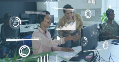 Ofisteki çeşitli iş adamlarının veri işleme görüntüsü. Küresel iş ve dijital arayüz kavramı, dijital olarak oluşturulmuş görüntü.