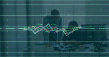 Ofisteki çeşitli iş adamlarıyla ilgili finansal veri işleme resmi. Küresel finans, iş, bağlantılar, hesaplama ve veri işleme kavramı dijital olarak oluşturuldu.