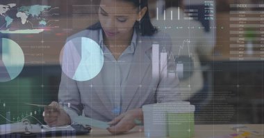 İstatistik ve mali veri işleme imajı ofisteki iki ırklı iş kadınına göre. Küresel iş, bağlantılar, ağlar ve veri işleme kavramı dijital olarak oluşturulmuş görüntü.