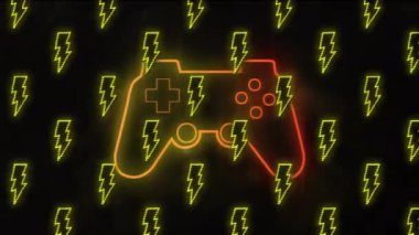 Siyah arkaplandaki neon av alanı üzerinde yıldırım simgelerinin canlandırılması. Teknoloji, oyun ve dijital arayüz kavramı dijital olarak oluşturulmuş video.