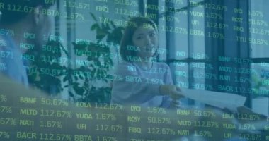 Ofisteki çeşitli iş adamları üzerinde finansal veri işleme animasyonu. Küresel finans, iş, bağlantılar, hesaplama ve veri işleme kavramı dijital olarak oluşturulmuş video.