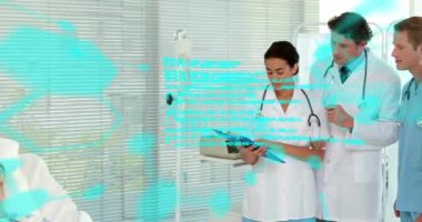 Çeşitli doktorların iş tartışmalarında veri işleme animasyonu. Tıp, teknoloji ve dijital arayüz kavramı dijital olarak oluşturulmuş video.