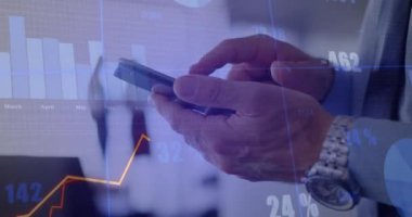 Akıllı telefon kullanan beyaz adamın finansal veri işleme animasyonu. Küresel finans, iş, bağlantılar, hesaplama ve veri işleme kavramı dijital olarak oluşturulmuş video.