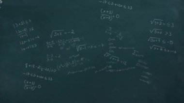Karanlık arka planda matematiksel veri işleme animasyonu. Küresel bilim, bilgisayar ve veri işleme kavramı dijital olarak oluşturulmuş video.