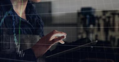 Ofiste tablet kullanan beyaz iş kadınının finansal veri işleme animasyonu. Küresel finans, iş, bağlantılar, hesaplama ve veri işleme kavramı dijital olarak oluşturulmuş video.