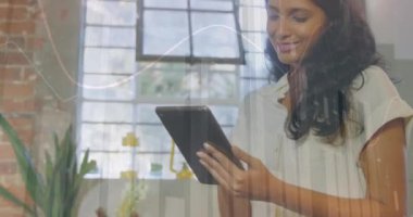 Tablet kullanan iki ırklı iş kadınının veri işleme ve diyagramlarının animasyonu. Teknoloji, iş ve dijital arayüz kavramı dijital olarak oluşturulmuş video.