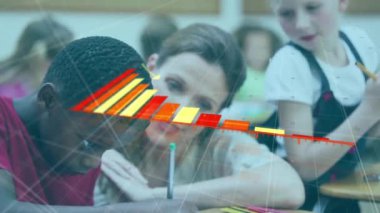 Veri işleme ve çeşitli okul öğrencilerinin sınıfta öğrenme üzerine diyagram animasyonu. Eğitim ve dijital arayüz kavramı dijital olarak oluşturulmuş video.