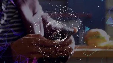 Akıllı telefon kullanan dünya çapındaki beyaz kadınla bağlantı ağının animasyonu. Küresel teknoloji, bağlantılar, hesaplama ve veri işleme kavramı dijital olarak oluşturulmuş video.