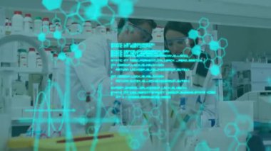 Laboratuvardaki çeşitli bilim adamları üzerinde bilimsel veri işleme animasyonu. Küresel bilim, bağlantılar, hesaplama ve veri işleme kavramı dijital olarak oluşturulmuş video.