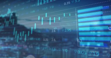 Şehir manzarası üzerinde finansal veri işleme animasyonu. Küresel finans, iş, bağlantılar, hesaplama ve veri işleme kavramı dijital olarak oluşturulmuş video.