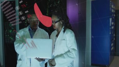 Sunucu odasında dizüstü bilgisayar kullanan iki ırklı meslektaşların veri işleme ve diyagramlarının animasyonu. İş ve dijital arayüz kavramı dijital olarak oluşturulmuş video.