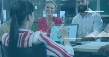 Ofisteki çeşitli iş adamları üzerinde finansal veri işleme animasyonu. Küresel finans, iş, bağlantılar, hesaplama ve veri işleme kavramı dijital olarak oluşturulmuş video.