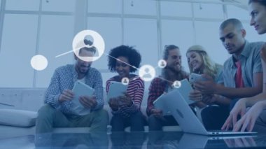 Ofisteki farklı iş adamlarının insanlarla olan bağlantılarının animasyonu. Küresel finans, iş, bağlantılar, hesaplama ve veri işleme kavramı dijital olarak oluşturulmuş video.