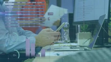 Beyaz iş adamının akıllı telefon kullanarak veri işleme ve diyagramlarının animasyonu. Teknoloji, iş ve dijital arayüz kavramı dijital olarak oluşturulmuş video.