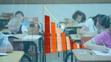 Veri işleme ve çeşitli okul öğrencilerinin sınıfta öğrenme üzerine diyagram animasyonu. Eğitim ve dijital arayüz kavramı dijital olarak oluşturulmuş video.