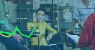 Ofisteki çeşitli iş adamları üzerinde finansal veri işleme animasyonu. Küresel finans, iş, bağlantılar, hesaplama ve veri işleme kavramı dijital olarak oluşturulmuş video.