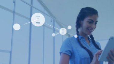 Tablet kullanan melez kadınların üzerindeki simgelerle bağlantı ağının animasyonu. Küresel teknoloji, bağlantılar, hesaplama ve veri işleme kavramı dijital olarak oluşturulmuş video.
