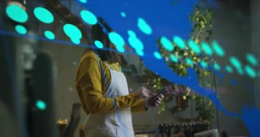 Kafkasyalı iş kadınıyla ilgili finansal veri işleme animasyonu. Küresel finans, iş, bağlantılar, hesaplama ve veri işleme kavramı dijital olarak oluşturulmuş video.