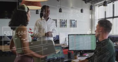 Ofisteki çeşitli iş adamları üzerinde veri işleme animasyonu. Küresel finans, iş, bağlantılar, hesaplama ve veri işleme kavramı dijital olarak oluşturulmuş video.