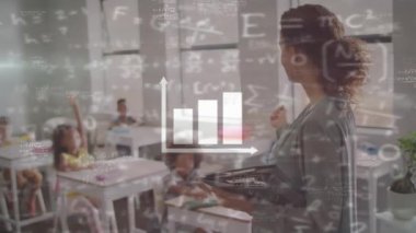 Matematiksel verilerin sınıftaki çeşitli öğrenciler ve bayan öğretmenler üzerinde canlandırılması. Okul, eğitim, bilgisayar ve veri işleme kavramı dijital olarak oluşturulmuş video.