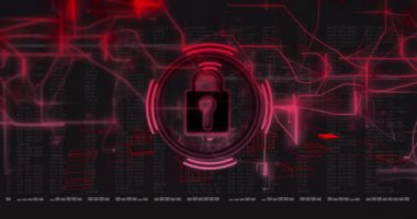 Siyah arkaplanda veri işleme üzerine asma kilit simgesinin canlandırılması. Teknoloji, bilgisayar, çevrimiçi güvenlik ve dijital arayüz kavramı dijital olarak oluşturulmuş video.