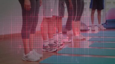 Spor salonunda egzersiz yapan farklı insanlar üzerinde sdata işleme animasyonu. Küresel spor, bağlantılar, hesaplama ve veri işleme kavramı dijital olarak oluşturulmuş video.