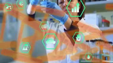 DNA iplikçiklerinin ve ekolojik ikonların laboratuardaki beyaz kadın bilim adamı üzerinde canlandırılması. Küresel bilim, bağlantılar, hesaplama ve veri işleme kavramı dijital olarak oluşturulmuş video.
