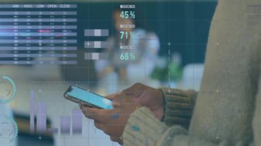 Akıllı telefon kullanan iki ırklı iş adamının veri işleme ve diyagramlarının animasyonu. Teknoloji, iş ve dijital arayüz kavramı dijital olarak oluşturulmuş video.