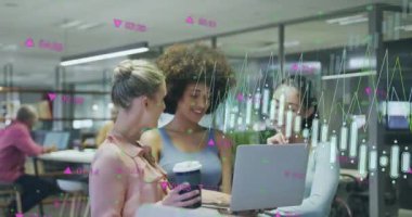 Ofisteki çeşitli iş adamları üzerinde finansal veri işleme animasyonu. Küresel finans, iş, bağlantılar, hesaplama ve veri işleme kavramı dijital olarak oluşturulmuş video.