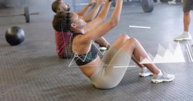 Spor salonunda toplarla egzersiz yapan farklı insanların veri işleme ve diyagramlarının animasyonu. Spor ve dijital arayüz konsepti dijital olarak oluşturulmuş video.