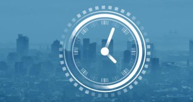 Şehrin her yerinde hareket eden saatlerin ve şekillerin animasyonu. İş ve dijital arayüz kavramı dijital olarak oluşturulmuş video.