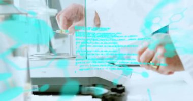 Kafkas erkek bilim adamının laboratuvarda bilimsel veri işleme animasyonu. Küresel bilim, bağlantılar, hesaplama ve veri işleme kavramı dijital olarak oluşturulmuş video.