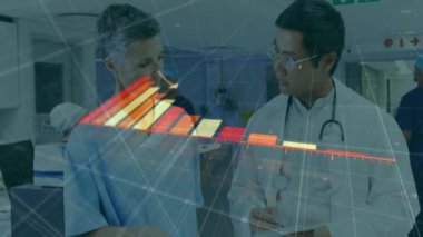 Hastanede konuşan çeşitli doktorların diyagram ve veri işleme animasyonları. Tıp ve dijital arayüz kavramı dijital olarak oluşturulmuş video.