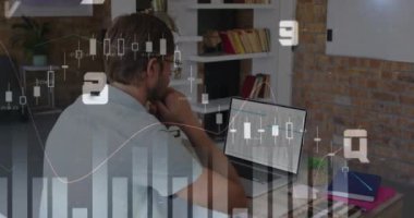 Kafkasyalı iş adamının bilgisayar kullanarak finansal veri işleme animasyonu. Dijital olarak oluşturulmuş küresel bağlantılar, hesaplama ve veri işleme kavramı.