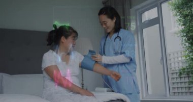 Yaşlı Asyalı kadın ve kadın hemşirenin baskı altında olduğu kardiyograf animasyonu. Tıp, emeklilik ve dijital arayüz konsepti dijital olarak oluşturulmuş video.