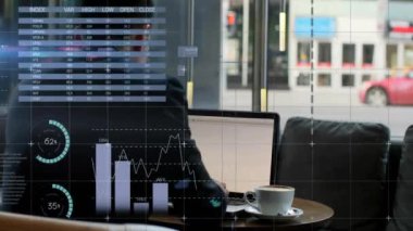 Dizüstü bilgisayar kullanan iki ırklı iş adamının veri işleme ve diyagramlarının animasyonu. Teknoloji, iş ve dijital arayüz kavramı dijital olarak oluşturulmuş video.