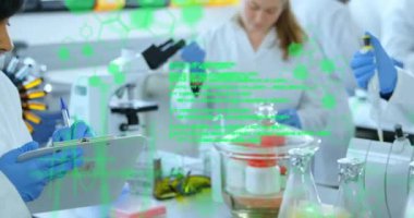 Melez kadın bilim adamının laboratuvarda bilimsel veri işleme animasyonu. Küresel bilim, bağlantılar, hesaplama ve veri işleme kavramı dijital olarak oluşturulmuş video.