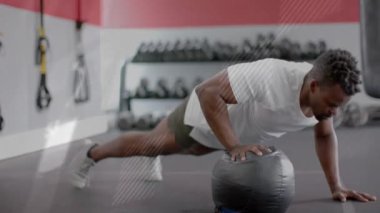 Spor salonunda egzersiz yapan Afrikalı Amerikalı bir adamın dijital veri işleme animasyonu. Küresel spor, aktif yaşam tarzı, bağlantılar, hesaplama ve veri işleme kavramı dijital olarak oluşturuldu.