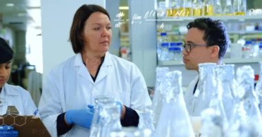 Laboratuvardaki çeşitli bilim adamları üzerinde bilimsel veri işleme animasyonu. Küresel bilim, bağlantılar, hesaplama ve veri işleme kavramı dijital olarak oluşturulmuş video.