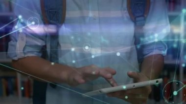 Tablet kullanan beyaz okul çocuğu üzerinden bağlantı ağının animasyonu. Küresel teknoloji, eğitim, bağlantılar, hesaplama ve veri işleme kavramı dijital olarak oluşturulmuş video.