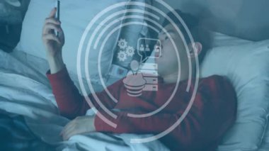 Akıllı telefon kullanan iki ırklı adamın dijital veri işleme animasyonu. Dijital olarak oluşturulmuş küresel bağlantılar, hesaplama ve veri işleme kavramı.