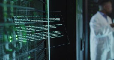 Tablet kullanarak laboratuvar önlüğü giyen çeşitli bilim adamlarının veri işleme animasyonu. Küresel bilim, tıp, bilgisayar ve dijital arayüz kavramı dijital olarak oluşturulmuş video.