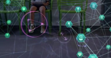 Tabletli beyaz çocuk hastaların ikonlarla olan bağlantılarının animasyonu. Küresel tıp, bağlantılar, hesaplama ve veri işleme kavramı dijital olarak oluşturulmuş video.