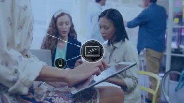 Ofisteki çeşitli iş adamları üzerinde aygıt simgeleriyle bağlantı ağının animasyonu. Küresel finans, iş, bağlantılar, hesaplama ve veri işleme kavramı dijital olarak oluşturulmuş video.