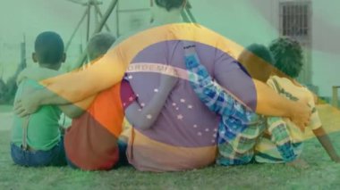 Çeşitli çocukları kucaklayan beyaz bir adamın üzerinde Brezilya bayrağı animajı. Yaşam tarzı, bayraklar ve vatanseverlik konsepti dijital olarak oluşturulmuş video.